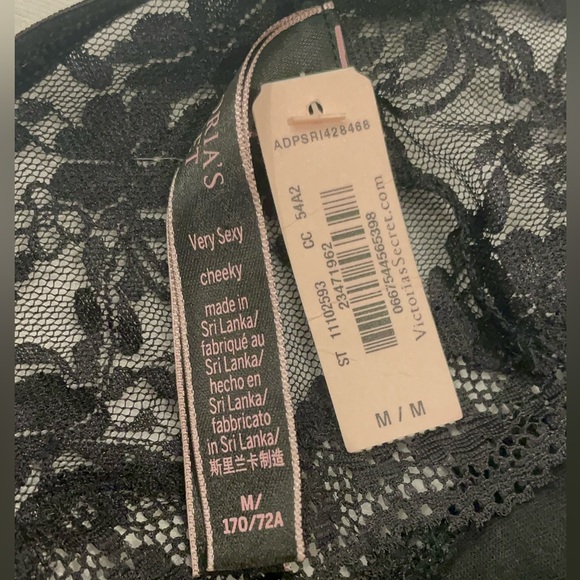 NEW WITH TAGS VICTORIA’S SECRET SIZE M CHEEKY BLACK FLORAL LACE WITH CUT-OUT - Picture 4 of 4